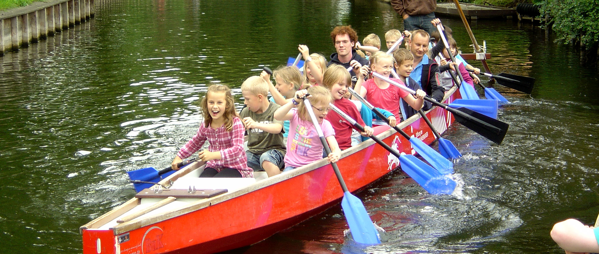 Kinder im Drachenboot