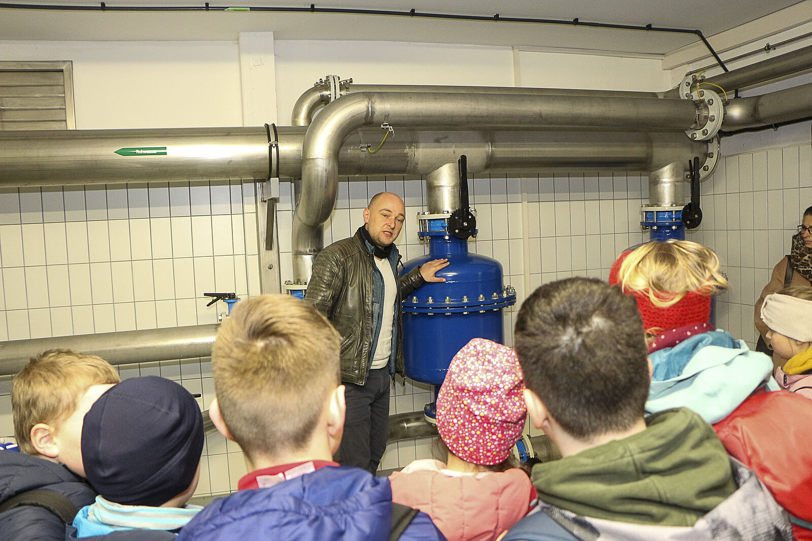 Kinder vor Leitungen im neu.sw Wasserwerk