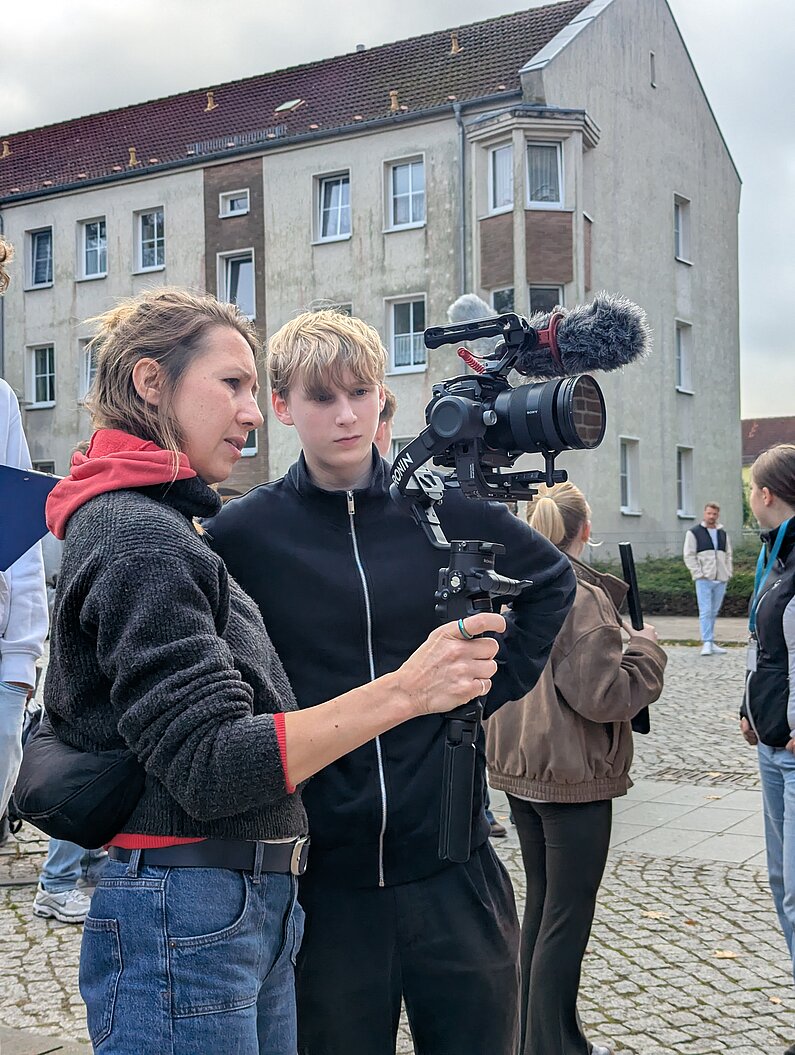 Kamerateam bei der Arbeit am Set.