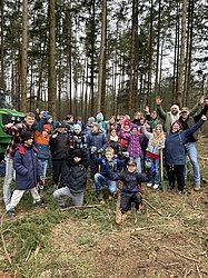Patenklasse im Wald Gruppenbild