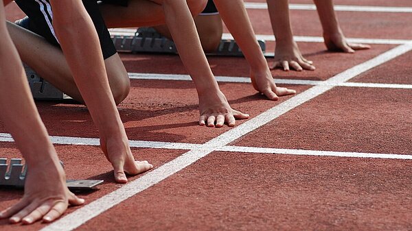 Hände an Startlinie.