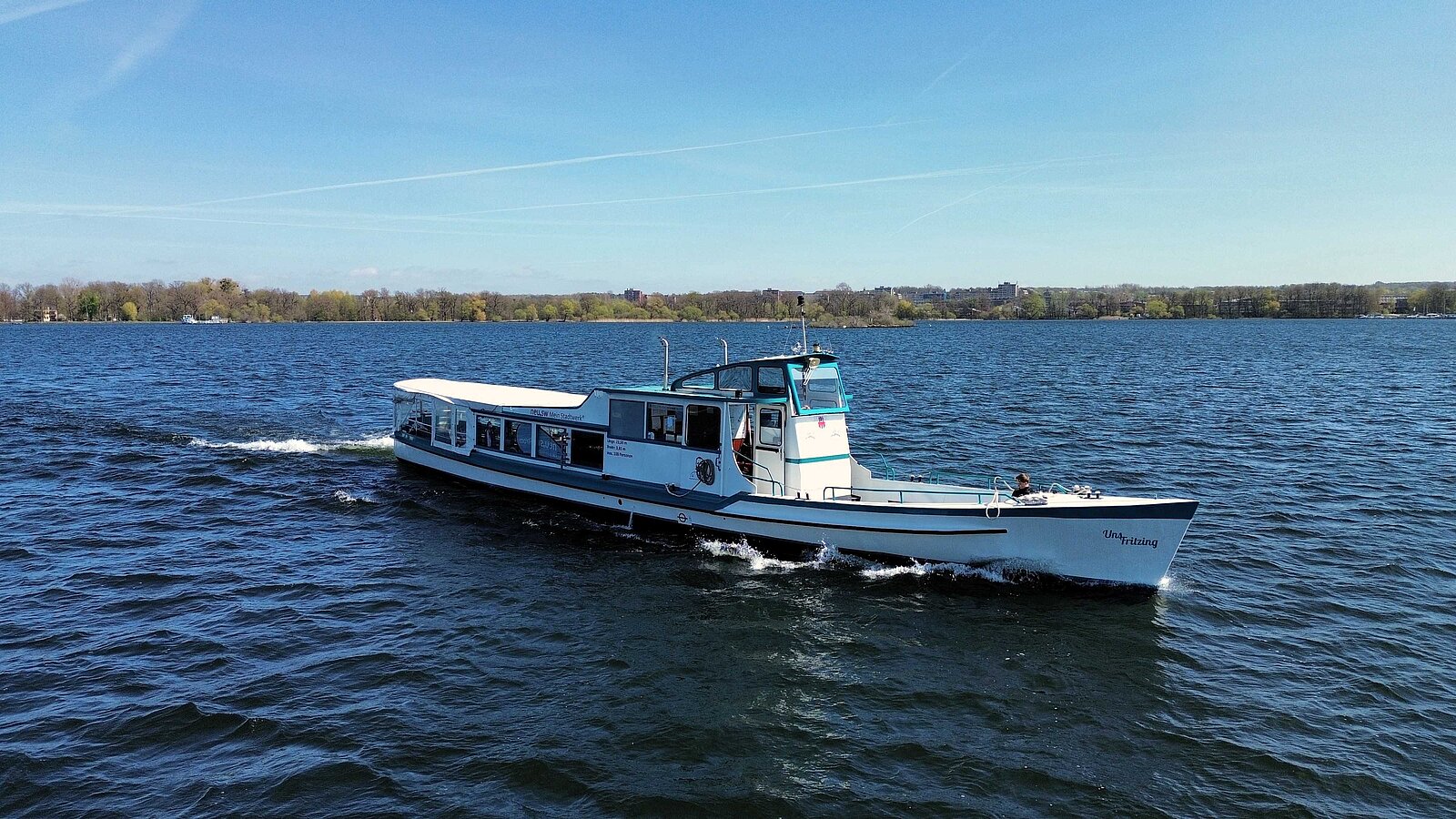 Das Linienschiff "Uns Fritzing" bei einer Fahrt auf dem Tollensesee.