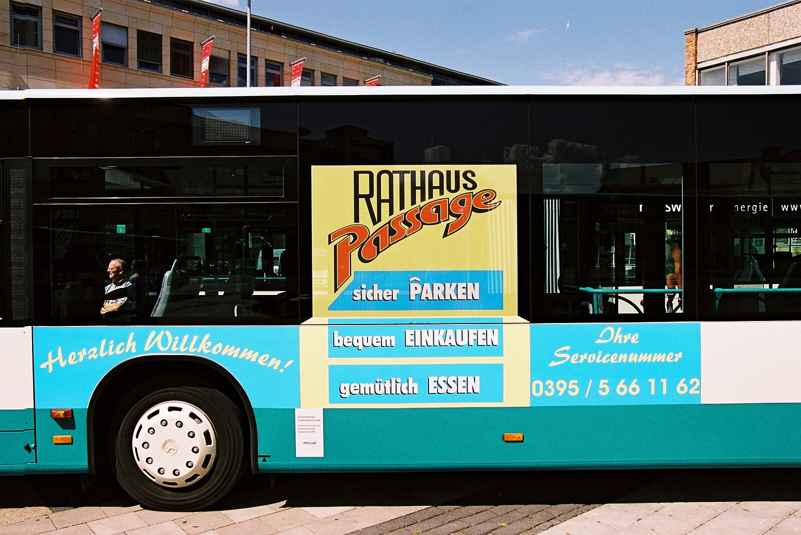 Ein Bus mit alter Werbung der Rathauspassgage.