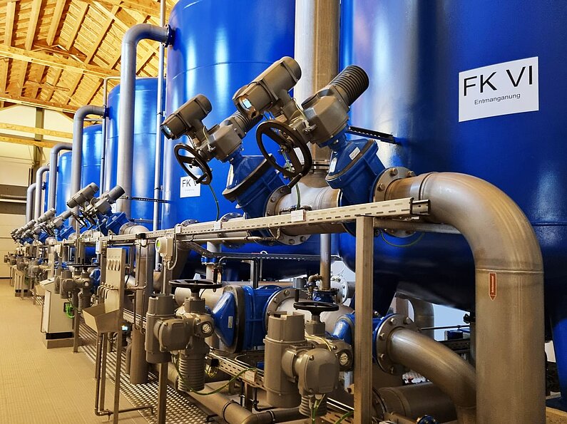 Behälter mit Armaturen im Wasserwerk.