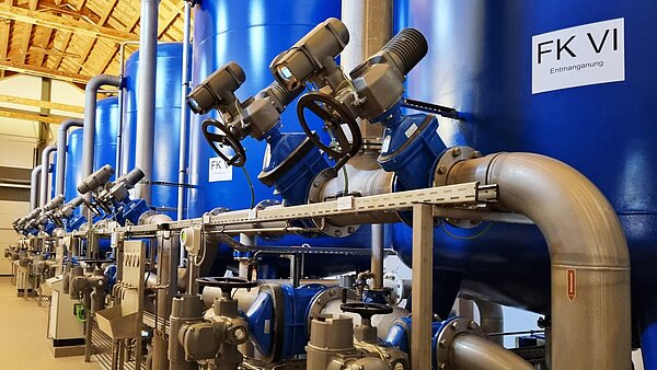 Behälter mit Armaturen im Wasserwerk.