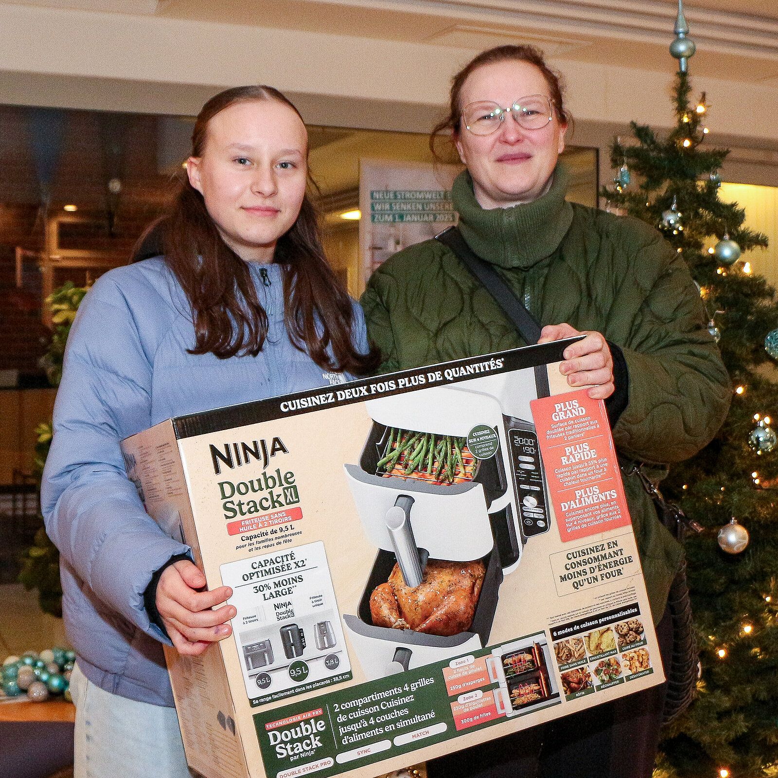 Gewinnerin und Tochter mit Airfryer im Orignalkarton.
