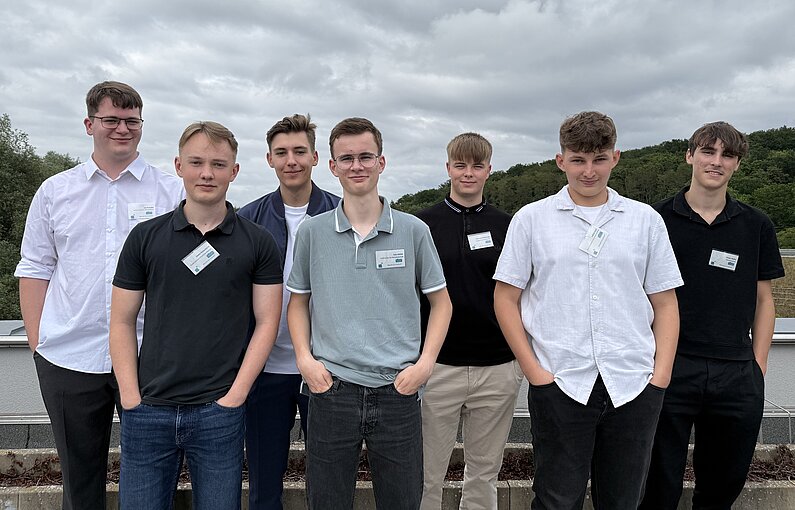 Gruppenbild aller sieben neuen Azubis und Studenten von neu.sw.