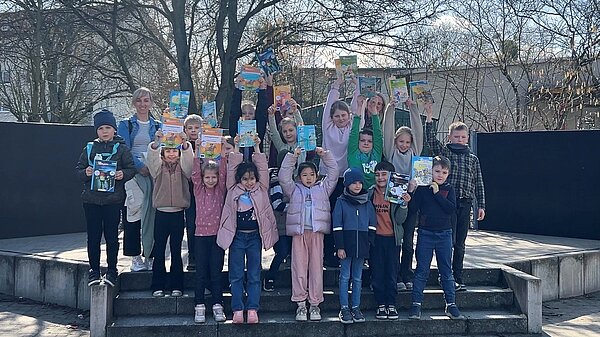 Gruppenbild Patenklasse mit Büchern.