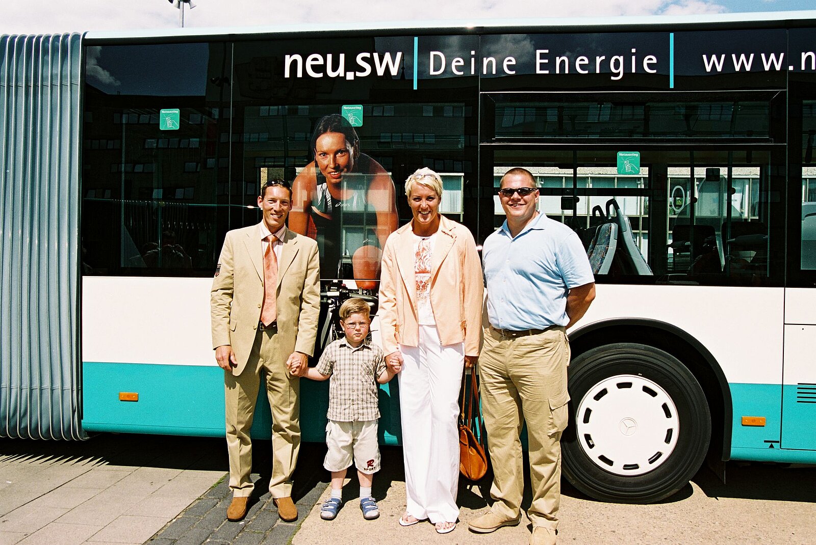 Sportler von einem Bus mit einem Bild von sich selbst auf dem Bus.