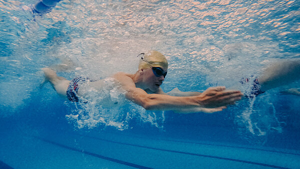 Ein schwimmer unter Wasser