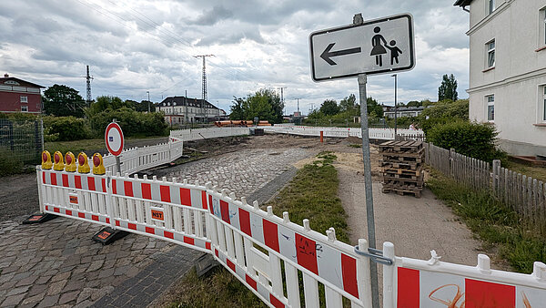 Blick auf die Baustelle mit Warnbarken in der Heidenstraße.