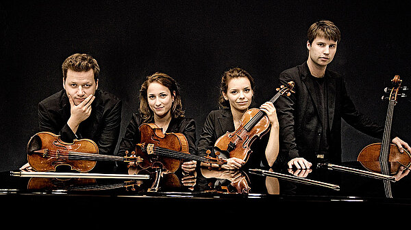 Streichquartell mit Instrumenten im Gruppenbild.