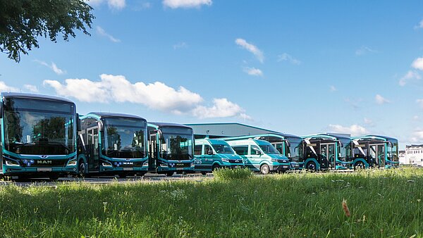 Die sechs neuen elektrischen Stadtbusse und zwei kleinere, elektrische  Rufbusse