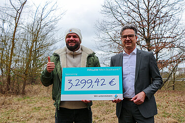 Zwei Männer mit großem Geldscheck