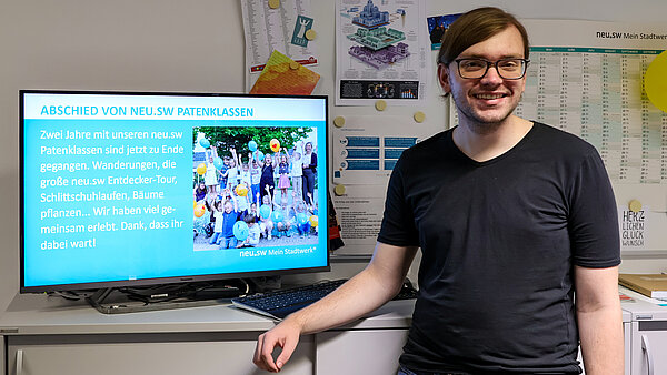 Paul vor einem der neu.sw TV-Bildschirme. Deren Programmierung war Prüfungsthema für ihn. 