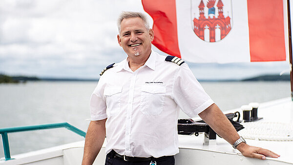 Kapitän steht auf einem Schiff 