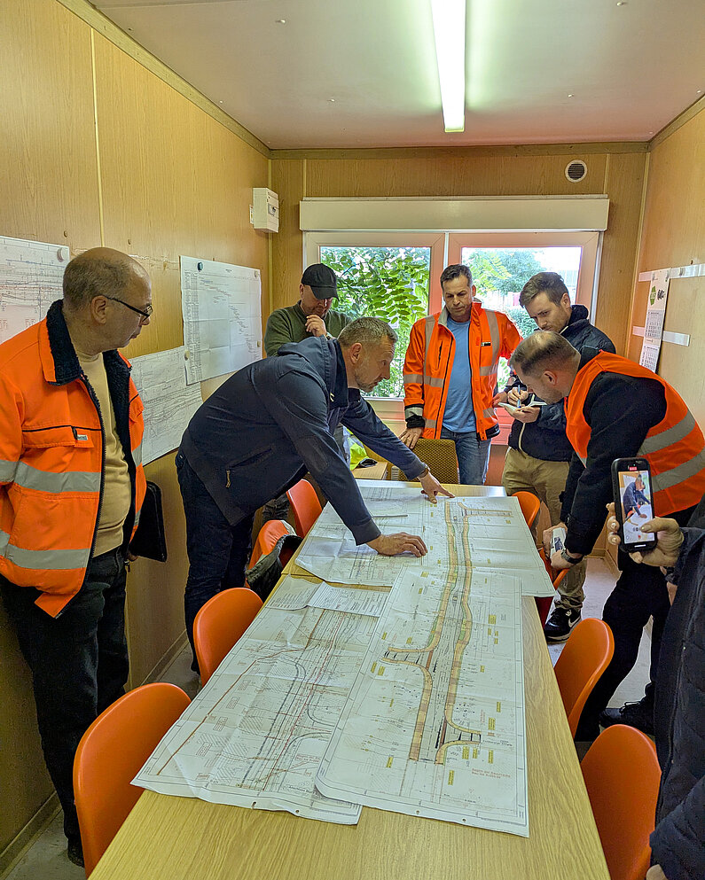 Ein Blick auf die Karte: Der OB lässt sich von den Experten vor Ort die Baustelle erklären. 