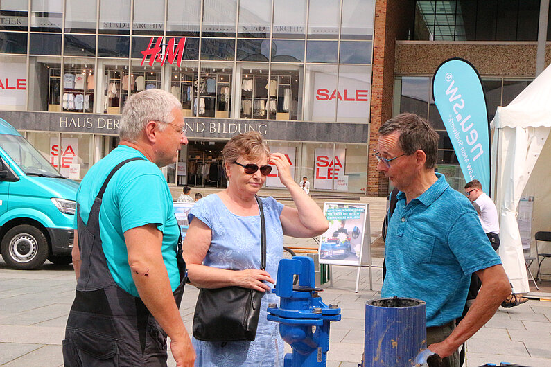 Stadtwerker im Gespräch mit Kunden