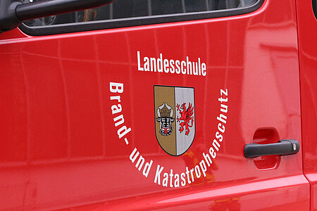 Rote Autotür mit Aufschrift "Landesschule Brand- und Katastrophenschutz"