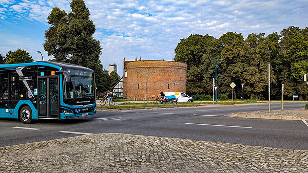 Der E-Bus „e-manuel“ fährt auf Linie 9 über die Kreuzung Pferdemarkt.