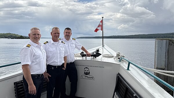 Crew der Uns Fritzing im Bug. Dahinter der Tollensesee.