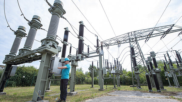 Mann bei Arbeiten am Umspannwerk