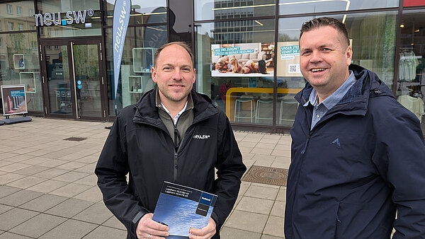 Stefan Lange und Jan Böttcher vor dem neu.sw Kundenbüro.