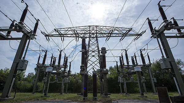 Blick auf Strommasten und -Leitungen in Neubrandenburg.