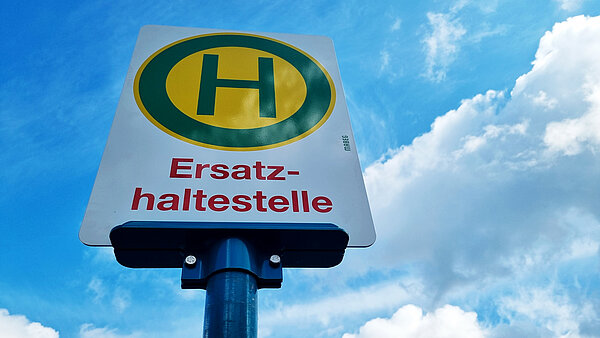 Haltestellenschild mit Zusatz Ersatzhaltestelle. 