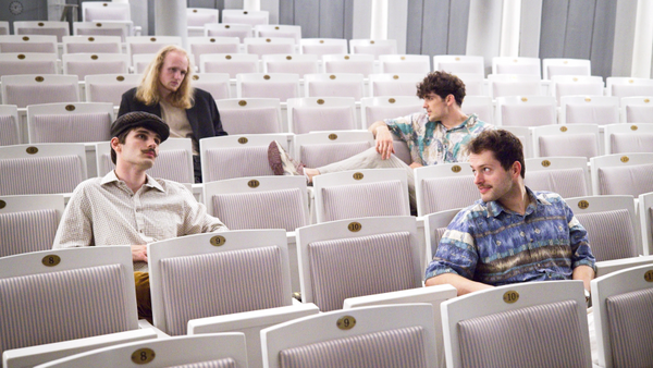 Bandfoto Virinum in einem Hörsaal.