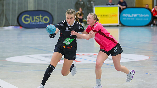Fine Stenzel im schwarzen Fortuna-Trikot verteidigt den Ball gegen eine Gegenspielerin.