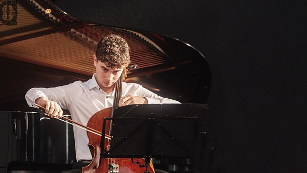 Ein junger Mann spielt ein Instrument