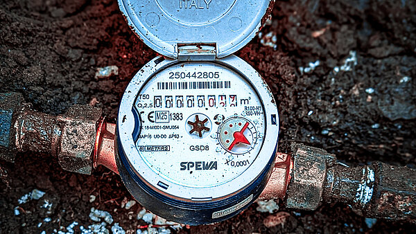 Wasseruhr auf gefrorener Erde