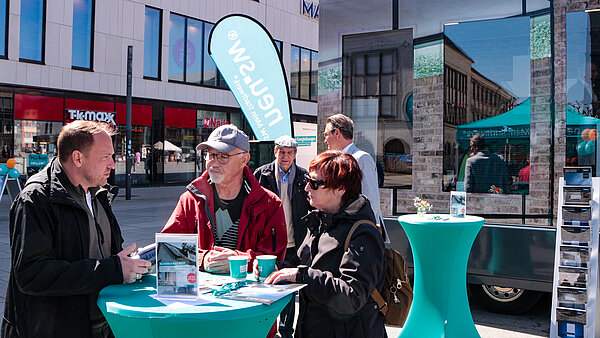 Beratungsgespräch beim EnergieTag MV bei neu.sw auf dem Neubrandenburger Markt
