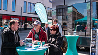 Beratungsgespräch beim EnergieTag MV bei neu.sw auf dem Neubrandenburger Markt