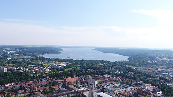 Luftbild von Neubrandenburg mit Blick auf Innenstadt mit Konzertkirche und Tollensesee.