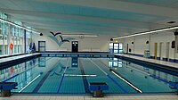 Blick auf menschenleeres Schwimmbecken in der neu.sw Schwimmhalle.