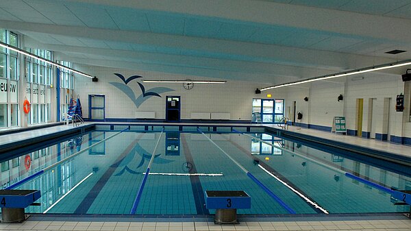 Blick auf menschenleeres Schwimmbecken in der neu.sw Schwimmhalle.