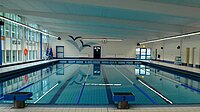 Blick auf menschenleeres Schwimmbecken. 