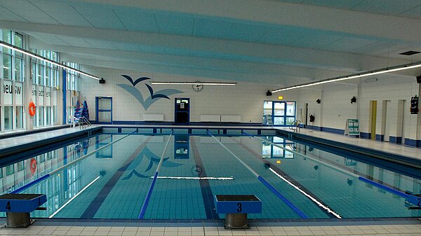 Blick auf Wasserbecken der neu.sw Schwimmhalle, ohne Badegäste.
