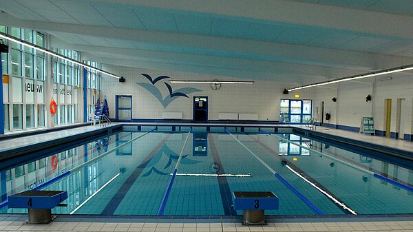 Blick auf menschenleeres Schwimmbecken. 