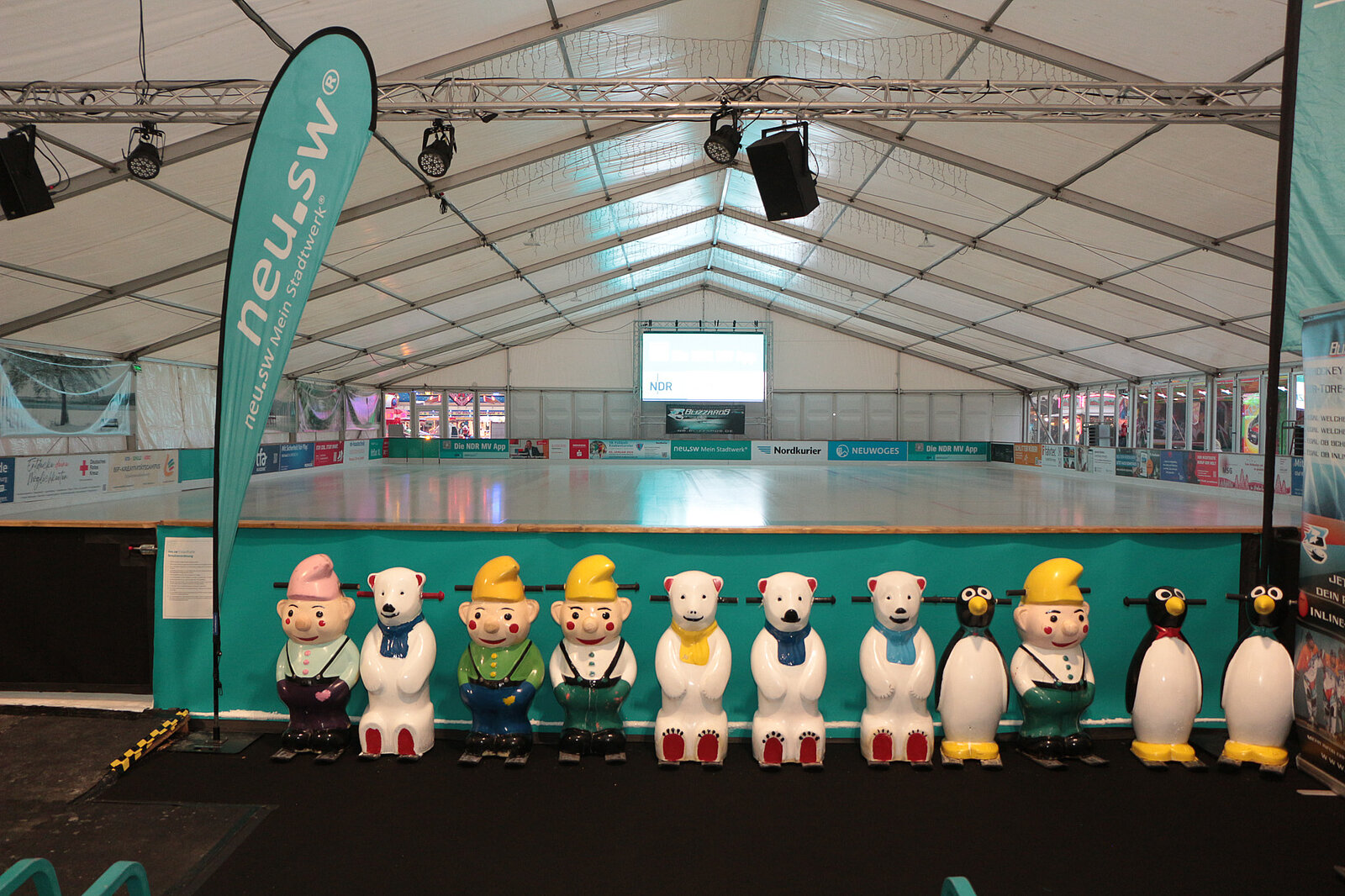 Ein Foto einer leeren Eislaufhalle.