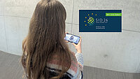 Logo Safer Internet Day 2026: Junge Frau mit Smartphone 