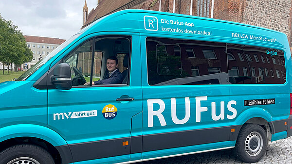 RUFus-Bus vor der Konzertkirche Neubrandenburgs. 