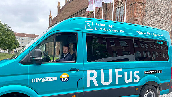 Rufbus RUFus in leuchtendem Türkis vor der Konzertkirche.