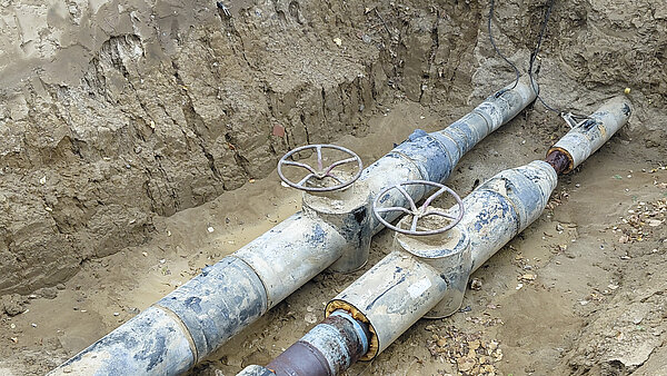 Ferwärmerohre mit Absperreinrichtungen in einer Baugrube