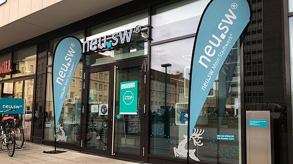 Eingang neu.sw Kundenbüro am Marktplatz Neubrandenburg.