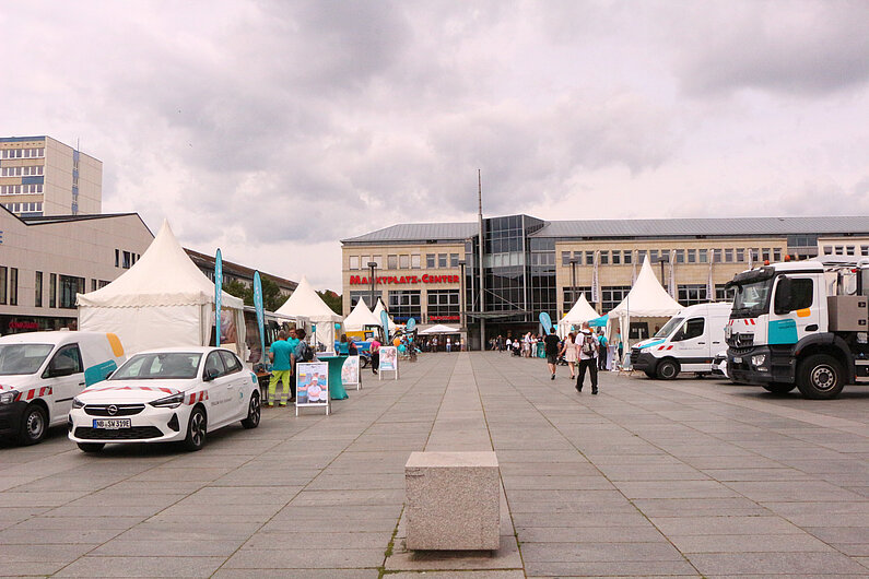 neu.sw Fahrzeuge und Stände auf dem Marktplatz