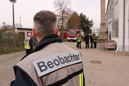 Mann mit Weste "Beobachter"
