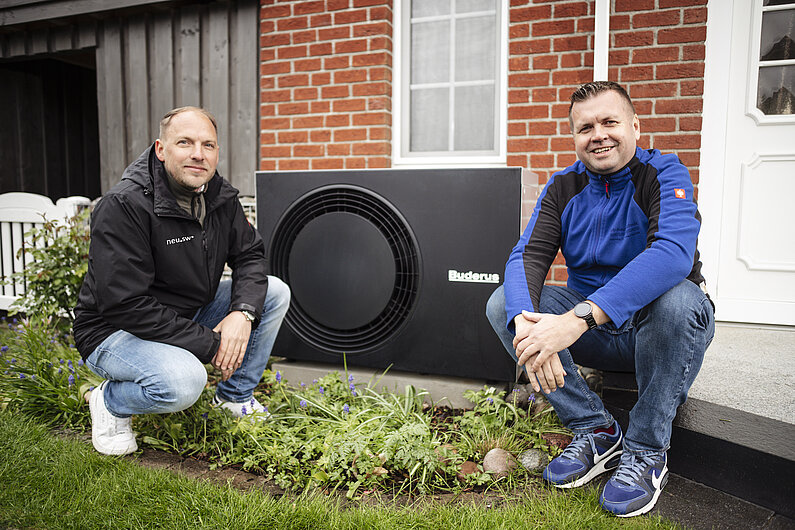 neu.sw Serviceexperte Stefan Lange und nb-haustechnik-Chef Jan Böttcher an einer Buderus-Wärmepumpe. 